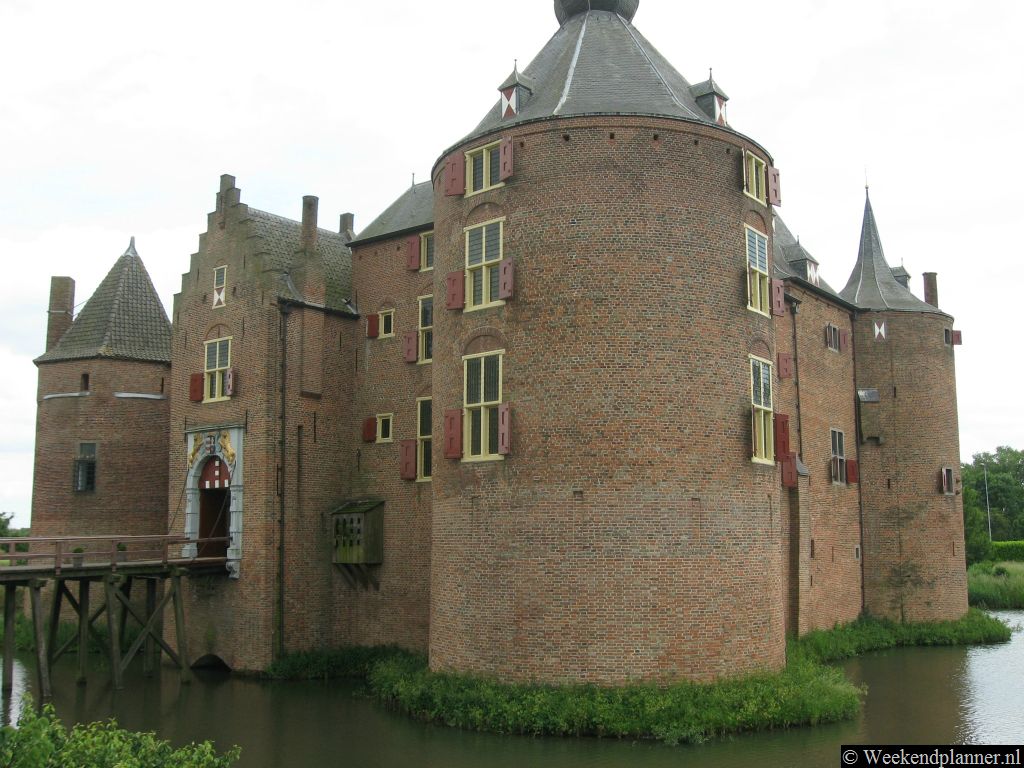 Het adres van Kasteel Ammersooyen, Kasteellaan, Ammerzoden. Je kunt bij het kasteel gratis parkeren. Op maandag is het kasteel gesloten. Tussen november en april is het kasteel op woensdag en zondag geopend.   Het Kasteel Ammersoyen.
